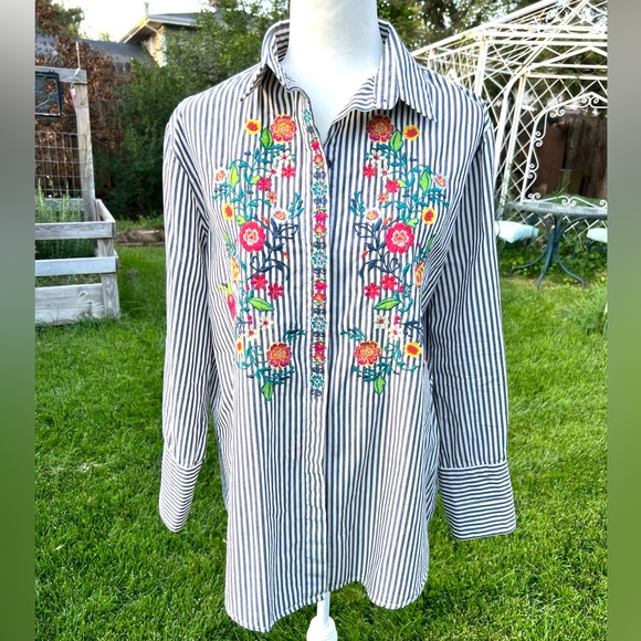 Avr n Co Embroidered Button Down Blouse - Picture 1 of 13